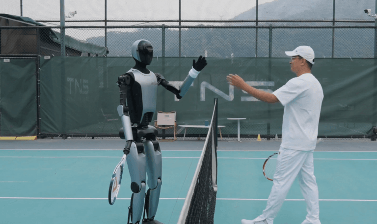 UBTECH Walker S2: Humanoider Roboter spielt Tennis zum Jahreswechsel 2026